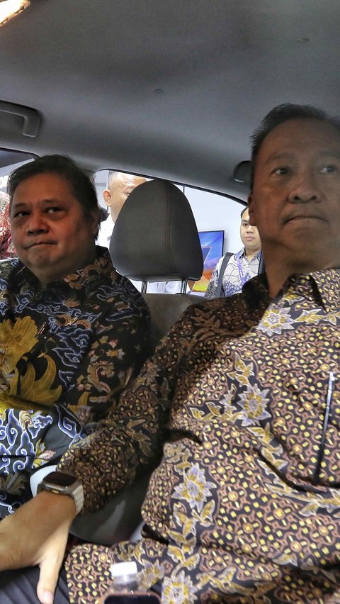 FOTO: Buka Pameran Otomotif GIIAS 2023, Menko Airlangga dan Menperin Agus Gumiwang Jajal Kabin Mobil Baru