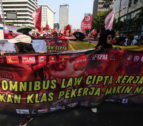 Ribuan buruh dari berbagai aliansi menggelar demo pada Kamis, 10 Agustus 2023. Lautan massa buruh tampak memadati ruas Jalan Jenderal MH Thamrin, Jakarta Pusat saat melakukan longmarch menuju kawasan Patung Kuda.