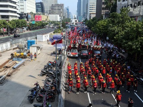 FOTO: Demo Tuntut Omnibus Law Dicabut, Lautan Massa Buruh Padati Jalan MH Thamrin