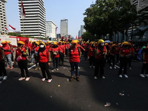 FOTO: Demo Tuntut Omnibus Law Dicabut, Lautan Massa Buruh Padati Jalan MH Thamrin