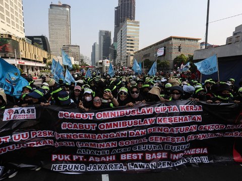 FOTO: Demo Tuntut Omnibus Law Dicabut, Lautan Massa Buruh Padati Jalan MH Thamrin