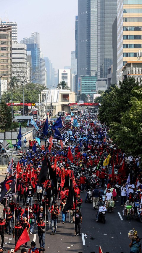 Suasana lautan massa buruh yang memadati salah satu ruas Jalan Jenderal MH Thamrin ketika melakukan longmarch menuju Patung Kuda, Jakarta, Kamis (10/8/2023).