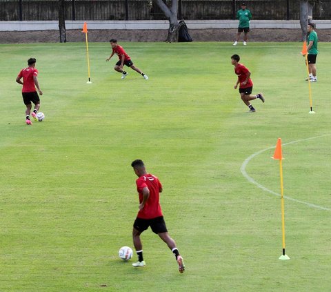 Timnas Indonesia U-23 menggelar pemusatan latihan di Lapangan A Kompleks Gelora Bung Karno (GBK), Jakarta Pusat, pada Kamis (10/8/2023). Latihan perdana untuk menghadapi Piala AFF U-23 2023 ini baru dihadiri sebanyak 17 pemain.