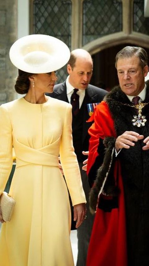 Dress soft yellow with simple detail at the waist, making Kate look very elegant. Her appearance becomes so captivating with the wide hat she wears.