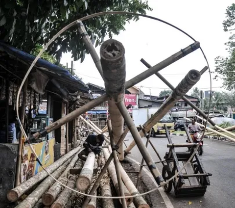 Cerita Pedagang Pohon Pinang Raup Omzet Rp6 Juta per Hari Jelang HUT ke-78 Indonesia