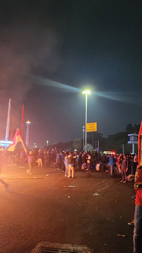 Massa Buruh Bertahan di Patung Kuda Monas hingga pukul 23.00, Gelar Orasi Menunggu Bertemu Jokowi