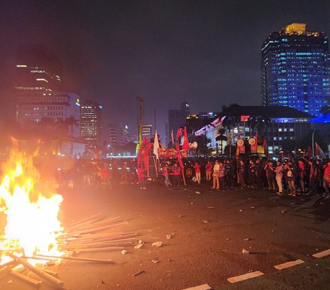 Tak hanya itu, sebagian massa juga melakukan aksi pembakaran kayu di depan bundaran air mancur di persimpangan Budi Kemuliaan dan Jalan Medan Merdeka Barat atau depan Patung Kuda.