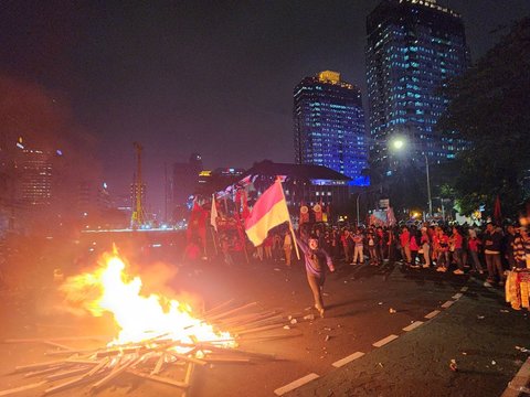 Massa Buruh Bertahan di Patung Kuda Monas hingga pukul 23.00, Gelar Orasi Menunggu Bertemu Jokowi