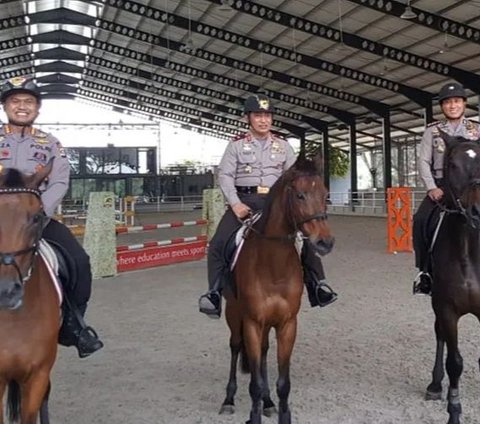 Gagah Berseragam, Potret Kapolri Tunggangi Kuda Didampingi Jenderal Bintang 1 dan Perwira Polisi