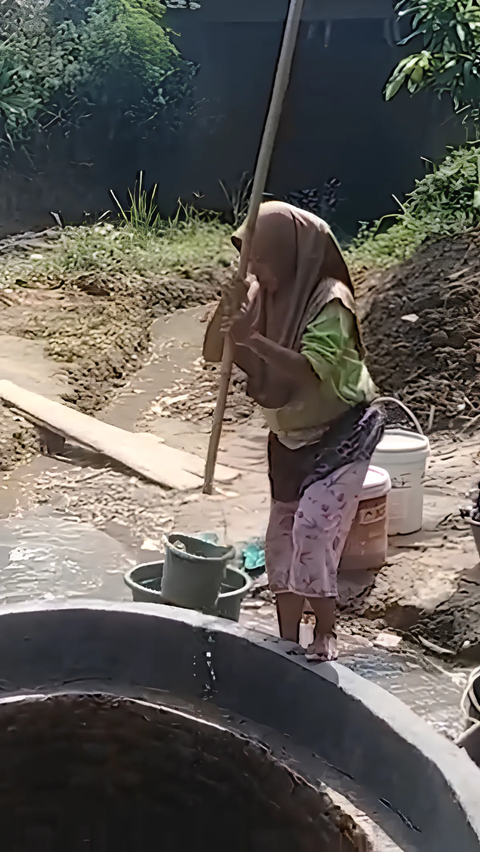 Nestapa di Musim Kemarau, Warga Desa di Lebak Harus Berjalan Kaki 1 Km Demi Air Bersih
