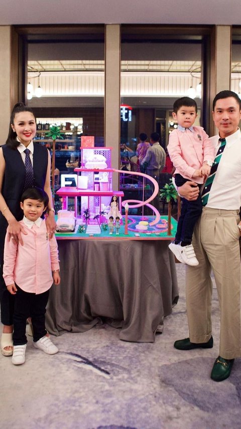 Tidak hanya Sandra dan Harvey yang tampil keren dengan suit. Kedua anaknya pun terlihat ganteng dengan kemeja warna pink yang senada dengan tema Barbie.