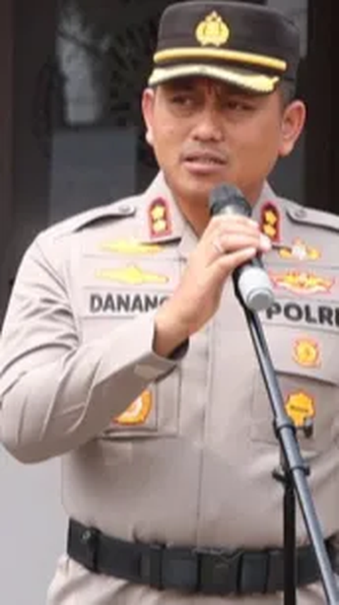Perwira Polisi Ajak Anak Buah Makan Angkringan di Pinggir Jalan, Bilang ke Pedagang 'Ada yang Buat Kurus Enggak?'
