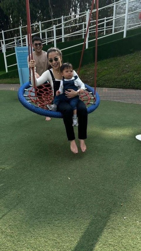 Terlihat Nikita Willy bermain playground bersama Baby Issa