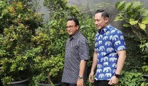 AHY dan Anies yang berada tepat disamping Yenny kompak melempar senyum mendengar langsung pernyataan Yenny Wahid.