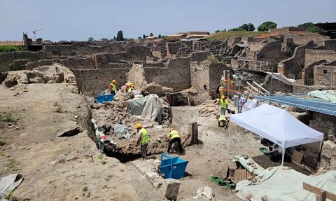 Arkeolog Temukan Rumah Penjual Roti di Pompei, Ada Lukisan Dewa Yunani dan Tengkorak Manusia