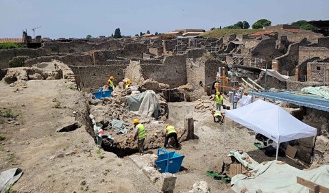 Waktu Vesuvius meletus, impian bangsawan Romawi mana pun yang terhormat adalah memiliki domus di pinggir laut. Villa Papirus ditemukan dalam penggalian di Herculaneum, misalnya, diisi dengan patung perunggu bergaya Archaic dari sekitar abad ke-5 SM.