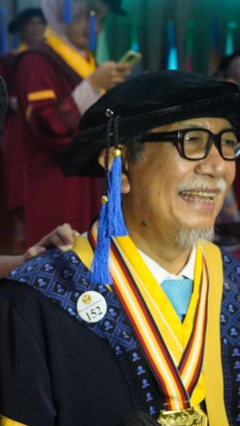 Pemain Nagabonar ini juga menjadi wisudawan tertua.