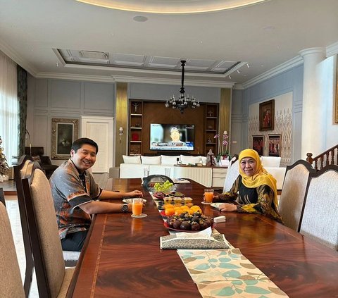Gubernur Jawa Timur Khofifah Indar Parawansa mengunjungi rumah Maruarar Sirait, politikus Partai Demokrasi Indonesia Perjuangan (PDIP). Tak diketahui pasti keduanya membahas apa, namun ada satu hal yang mencuri perhatian dari pertemuan mereka.