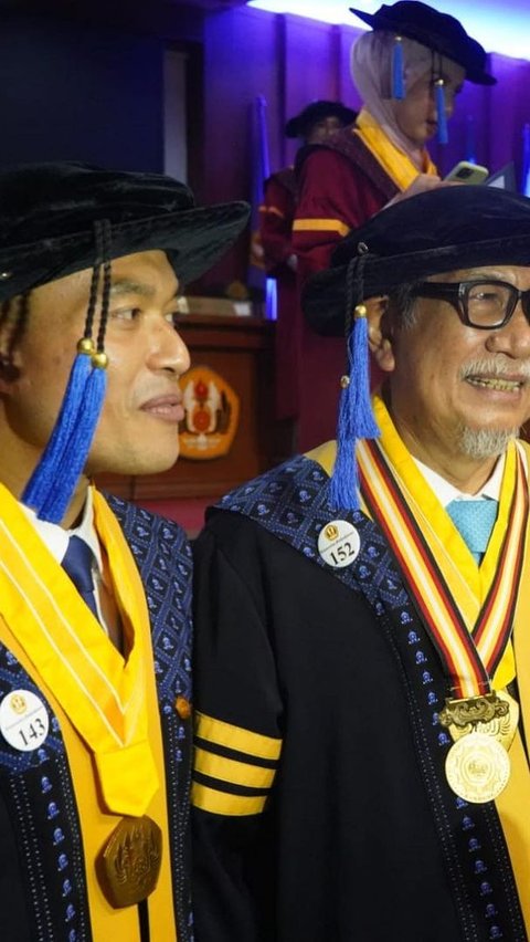 Deddy Mizwar wisuda bareng sang anak yang juga bergelar doktor.