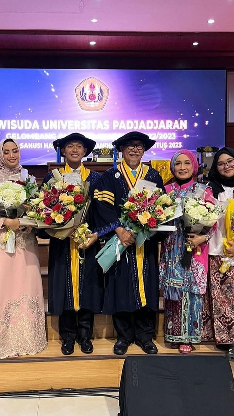 Kebahagiaan dan rasa bangga Deddy Mizwar wisuda bareng sang anak.