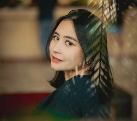 Prilly Latuconsina artis berbakat yang kerap jadi sorotan ini selalu berhasil menuai pujian. Tak hanya soal kemampuannya saat berakting, kepintaran dan  pemikirannya yang selalu open minded membuat banyak orang mengagumi sosok 26 tahun ini.