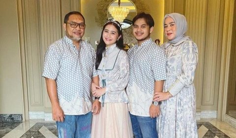 Mendadak mendapat pesan seperti itu membuat Prilly justru berterima kasih karena tidak diburu-buru untuk segera mencari pasangan.