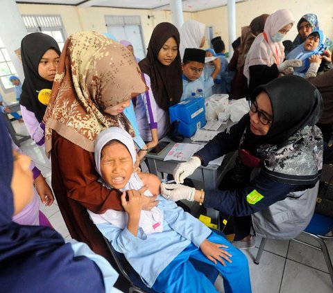 Puskesmas Cinere menggelar kegiatan pemberian vaksin (Human Papillomavirus) HPV Nusagard kepada puluhan siswi di SDI Al-Hidayah, Depok, Jawa Barat, pada Jumat (11/8/2023). Kegiatan ini merupakan bagian dari upaya Kementerian Kesehatan RI memulai perluasan cakupan imunisasi HPV skala nasional untuk mencegah kanker serviks.