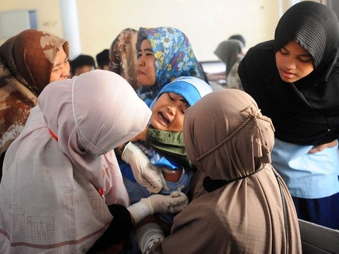 FOTO: Cegah Kanker Serviks, Puluhan Siswi SD di Depok Disuntik Vaksin HPV