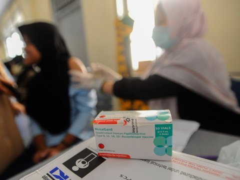 FOTO: Cegah Kanker Serviks, Puluhan Siswi SD di Depok Disuntik Vaksin HPV