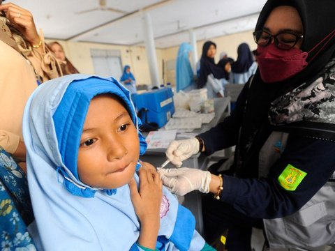 FOTO: Cegah Kanker Serviks, Puluhan Siswi SD di Depok Disuntik Vaksin HPV