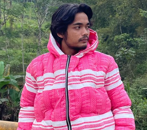 Nyeleneh Banget, Pria di Magelang Ini Sulap Kasur Kapuk Jadi Jaket Tebal