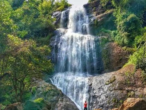 1. Curug Winong Waterfall