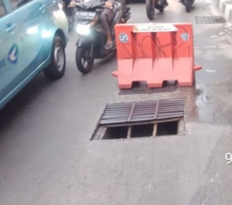 Jalan Mampang Prapatan Macet Parah, Diduga Akibat Penutup Gorong-Gorong Hilang Dicuri