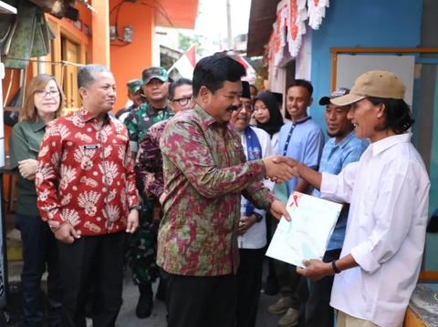Serahkan Sertifikat di Pulau Panggang, Menteri ATR Tegaskan PTSL Menyentuh hingga Pulau-pulau Kecil