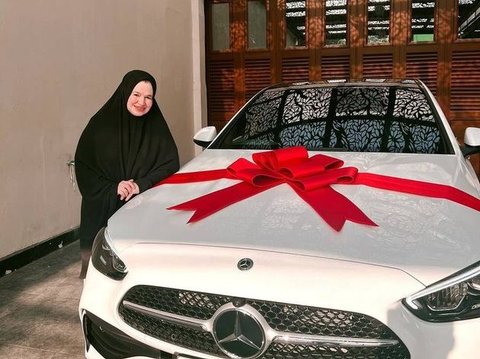 8 Potret Haru Fadil Jaidi memberikan hadiah berupa mobil mewah kepada ibunya, yang membuat netizen ikut terharu.