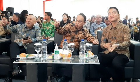 Di Kota Bengawan, keempat anak buah Joko Widodo (Presiden Jokowi) bertemu Wali Kota Solo Gibran Rakabuming Raka. Selain 4 menteri, staf khusus presiden Putri Tanjung turut hadir.