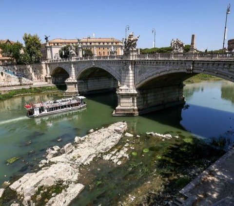Sungai Tiber mengalami penurunan volume air dan tahun ini adalah level air terendah yang pernah terjadi pada sungai ini, menurut laporan Reuters.
