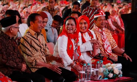 Potret Cantik Iriana Jokowi dan Ribuan Ibu-Ibu Berkebaya Main Angklung