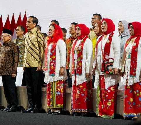 Potret Cantik Iriana Jokowi dan Ribuan Ibu-Ibu Berkebaya Main Angklung