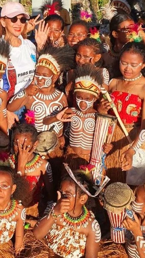 Kiki Fatmala membagikan momen saat di Papua. Ia terlihat berfoto bersama anak-anak Papua.