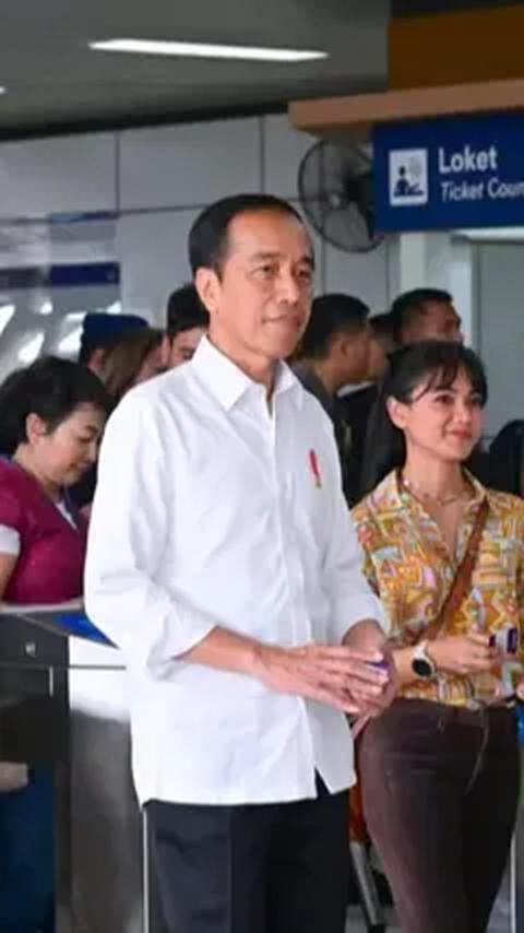 Momen Lucu Jokowi Salah Masuk Usai 'Tap' Kartu LRT Ari Lasso yang Kebingungan
