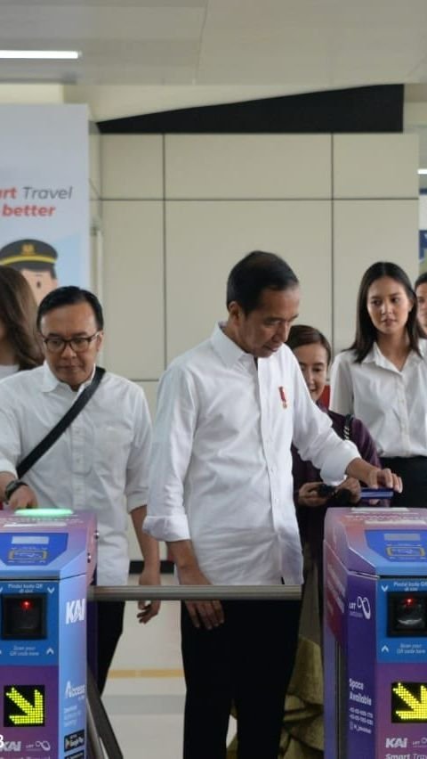 Namun ada kejadian lucu saat Presiden Jokowi akan melakukan tap in tiket.