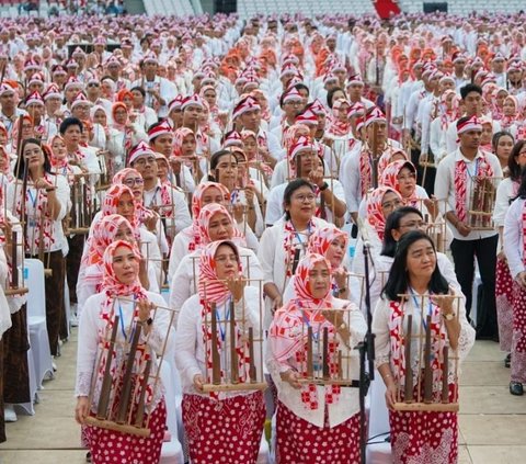 Potret Cantik Iriana Jokowi dan Ribuan Ibu-Ibu Berkebaya Main Angklung