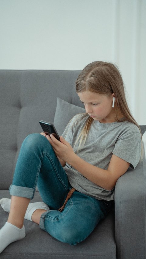 Dilansir dari WebMD, berikut 10 cara orangtua untuk batasi screentime anak agar mereka tidak tergantung pada layar di kemudian hari.