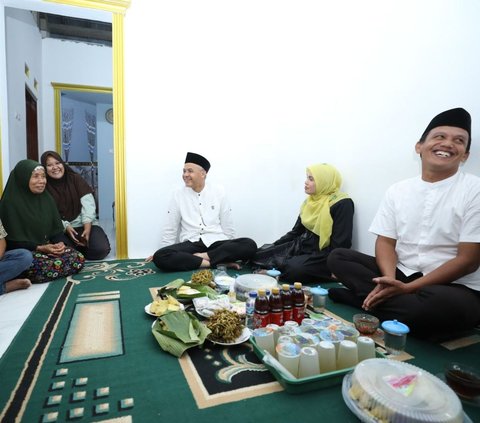 Potret Ganjar Menginap di Rumah Buruh Serabutan, Ngopi Lesehan dan Nyanyi Lagu 'Ojo Dibandingke'