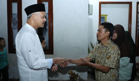 Setelah itu, Ganjar dan istri menuju rumah model ruspin hasil program ‘Tuku Lemah Oleh Omah’ milik penerima bantuan bernama Marsono, seorang buruh serabutan.