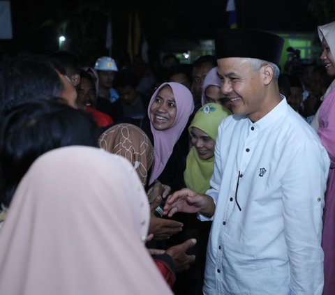 Potret Ganjar Menginap di Rumah Buruh Serabutan, Ngopi Lesehan dan Nyanyi Lagu 'Ojo Dibandingke'