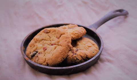 Adapun raisin cookies bisa dibuat dengan aneka tambahan bahan seperti kacang almond, cokelat, keju, dan lainnya sesuai selera.