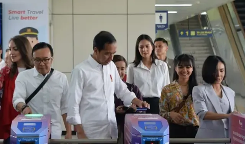 Mereka masing-masing melakukan tapping tiket. Kejadian lucu Jokowi tapping tiket menggunakan kartu di sisi kirinya.