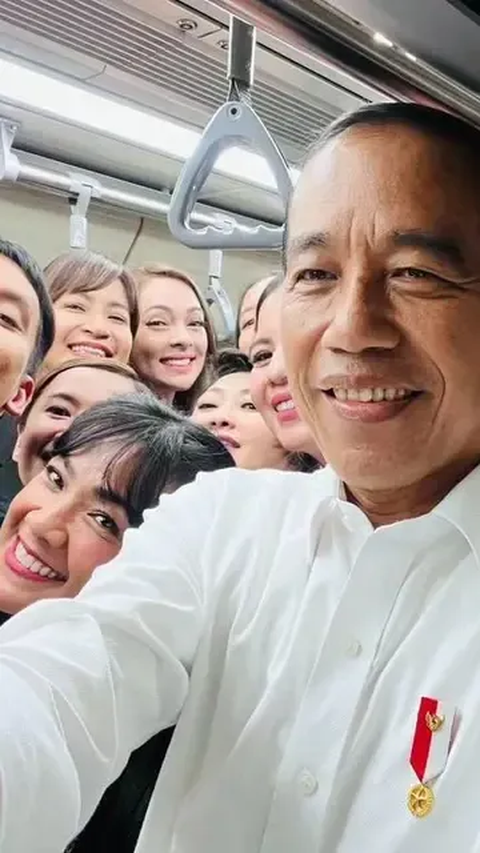 Presiden Joko Widodo (Jokowi) menjajal LRT Jabodebek dengan para artis ibu kota dari Stasiun Jati Mulya, Bekasi ke Stasiun Dukuh Atas, Jakarta Pusat, pada Kamis (10/8).
